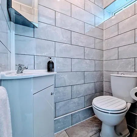 Modern And Spacious 3 Bedroom Family House With Workspace Colchester Exterior photo