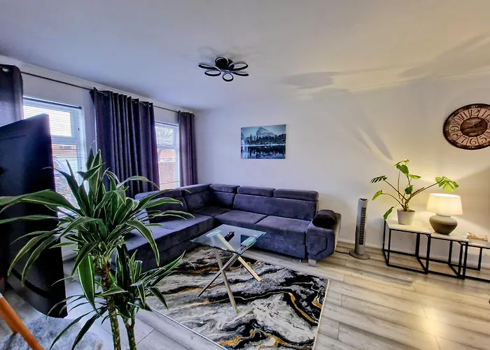 Modern And Spacious 3 Bedroom Family House With Workspace