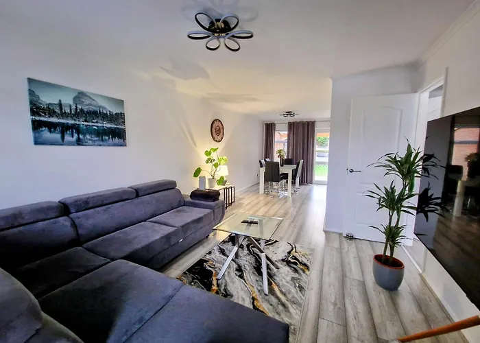 Modern And Spacious 3 Bedroom Family House With Workspace