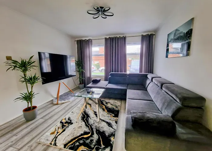 Modern And Spacious 3 Bedroom Family House With Workspace