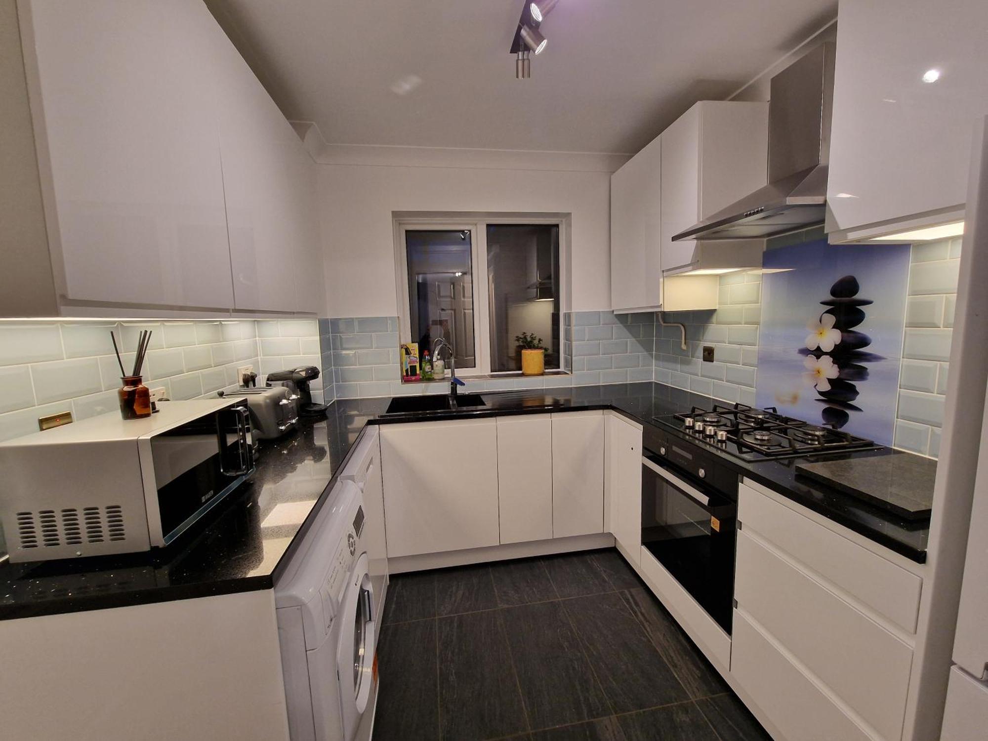 Modern And Spacious 3 Bedroom Family House With Workspace *